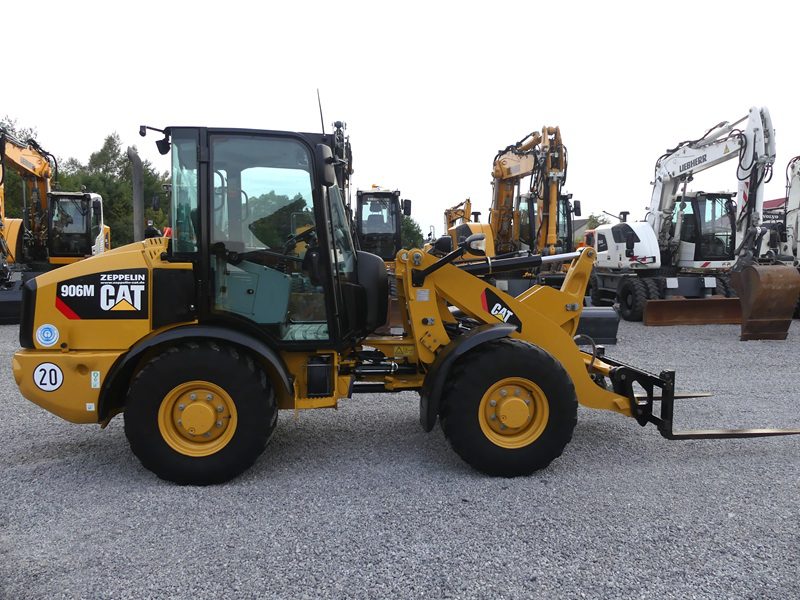 2016 CAT 906M